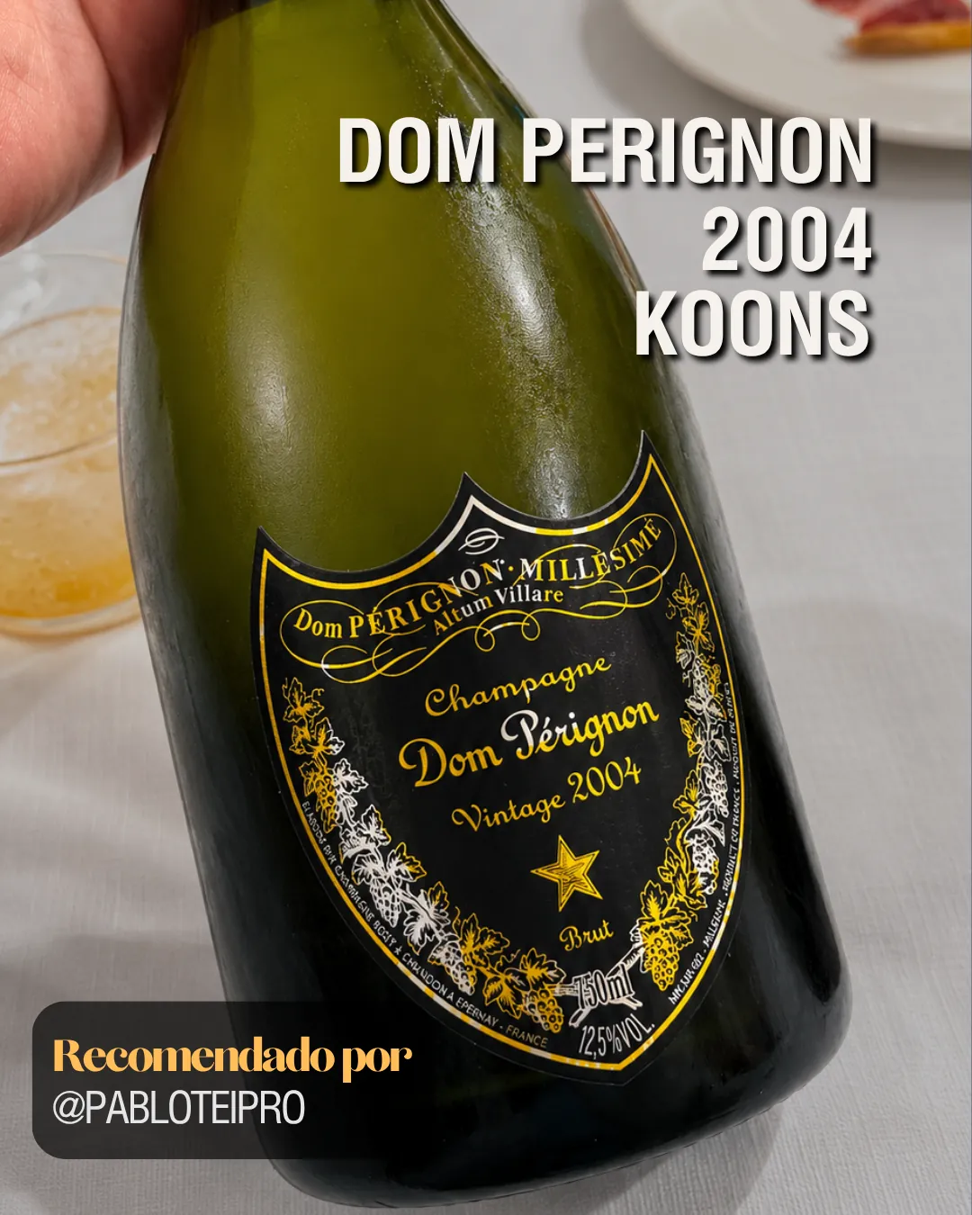 Botella de Champagne Dom Perignon 2004 Koons sostenida en primer plano, recomendada por Pabloteipro